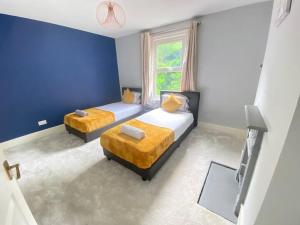 4 bed house with parking by Chatham station