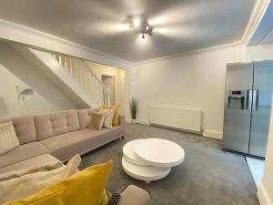 4 bed house with parking by Chatham station