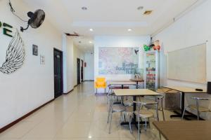 RedDoorz at Sparkling Hotel near Stasiun Gubeng Surabaya