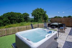 Hopkins Retreat - 3 Bedroom Caravan - Hot Tub
