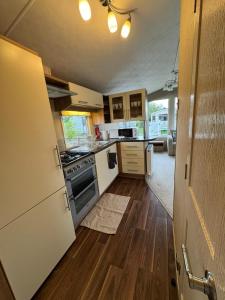 Lovely Caravan At Steeple Bay, Essex Ref 36056A