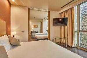 Family Room (2 Adults + 2 Children) room in Silken Puerta Valencia