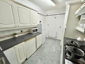 Hdye Park Corner Three Bedroom Apartment