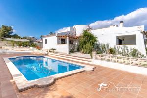 Villa Caliza in Cunit with Private Pool and large garden - air conditioning in bedroom