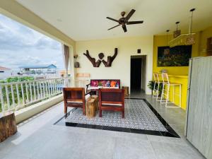 Homestay Yellow Natural House