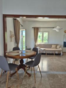 Villa Skinilla with Mountain View