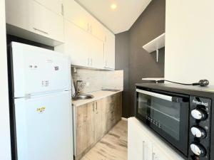 Modern High Rise Studio Apt