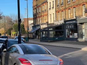 Comfortable room in a luxurious apt with parking in Blackheath