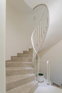 HostWise - Premium & Modern Building