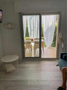 Appartement rénové avec piscine, plage 2mns à pied