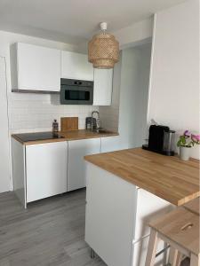 Appartement rénové avec piscine, plage 2mns à pied