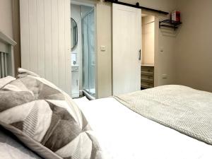 Brand New Lovely Flats by the Forest Tram Stop in Nottingham