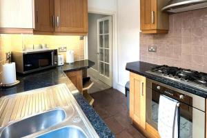 Strood Home-Sleeps 6-Great for Groups & Families