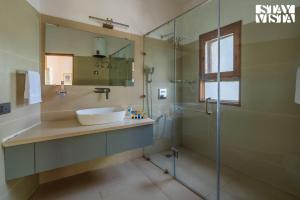 StayVista at Moets Waterfront Estate by the Riverside - 3BR with BBQ, Bonfire and Lawn