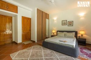 StayVista at Moets Waterfront Estate by the Riverside - 3BR with BBQ, Bonfire and Lawn