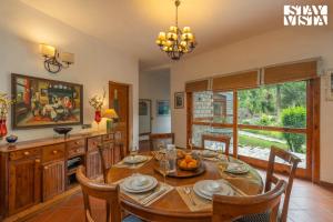 StayVista at Moets Waterfront Estate by the Riverside - 3BR with BBQ, Bonfire and Lawn