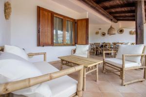 GuestHost - Poolside Paradise Near the Beach