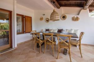 GuestHost - Poolside Paradise Near the Beach