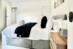 Strood Home-Sleeps 6-Great for Groups & Families