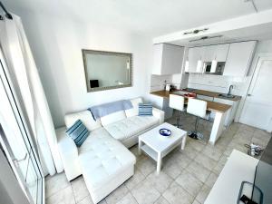 Relaxing upper floor Apartment- exclusive complex.