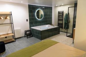 Maisons de vacances Gite l-ecume avec balneo 10 minutes Mt St Michel : photos des chambres