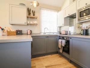 Raffinbow Retreat Cotswolds Cottage