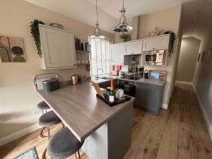 Raffinbow Retreat Cotswolds Cottage