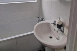 Gillingham Home - Sleeps 4 - Comfort & Convenience