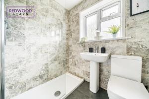 2 Bed 1 Bath House, Perfect for Corporate, Contractors & Families Free Parking, Garden, Netflix By Redwood Stays