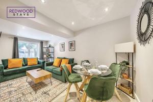 Huge 5 Bed 3 Bath House For Contractors & Families, 2X Free Parking, Free WiFi & Netflix By Redwood Stays