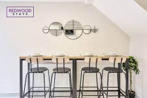 Huge 5 Bed 3 Bath House For Contractors & Families, 2X Free Parking, Free WiFi & Netflix By Redwood Stays