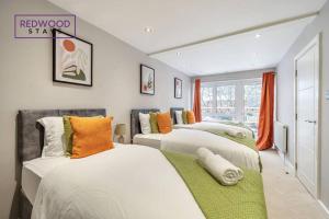 Huge 5 Bed 3 Bath House For Contractors & Families, 2X Free Parking, Free WiFi & Netflix By Redwood Stays