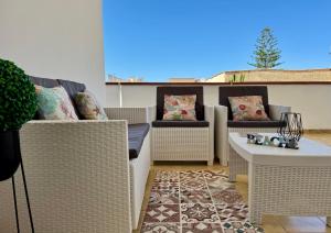 3 min Walk to Beach 3BR Apartment with Terrace AC & Parking