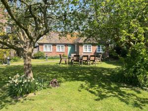 Green Cottage in grounds of Grade II* Frognal Farmhouse