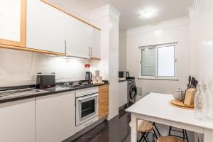 Garajau Escape Modern T2 with Balcony and Parking