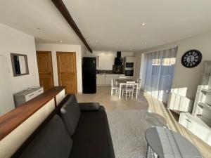 La Maison du Cèdre 8 min du Futuroscope