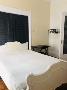Grand 4 Bd Flat with Classical Touches in Kipseli
