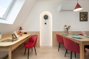Climatic Apartment in the Centre of Wrocław Near the Market Square by Noclegi Renters
