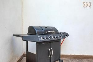 Lovely 3BR maisonette, spacious with Wifi, AC & Pool by 360 Estates