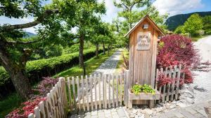 Hiša na Hribu- A Peaceful Hilltop Escape above river Kolpa