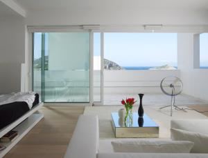 Queen Suite with Sea View room in Infinity White Complex