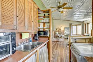 Less Than 1 Mi to Tuttle Creek Lake Cabin with 2 Kayaks!