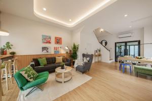 Cozy Spacious 4BR Villa, 12pax, 200m BTS PhraKhanong, 10min ThongLo, Fast 500mbps Wifi