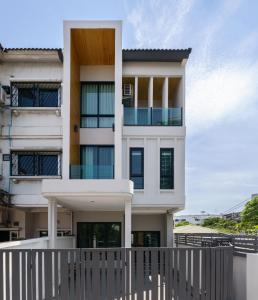 Cozy Spacious 4BR Villa, 12pax, 200m BTS PhraKhanong, 10min ThongLo, Fast 500mbps Wifi