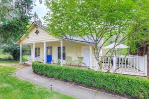 8 Mi to Columbia River Gorge Cottage with Deck!