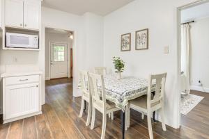 8 Mi to Columbia River Gorge: Cottage w Deck!