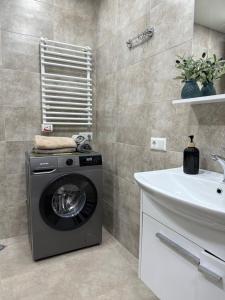 Pirosmani 18D, 18 floor