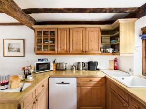 Pass the Keys Dara Cottage 16th Century Thatched Cottage