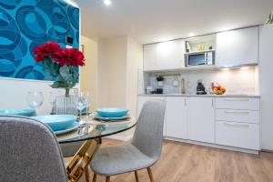 Amethyst Apartments - Brody