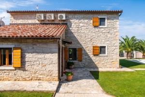 Villa Orada for 6 people with private pool & only 2,5 km from the beach